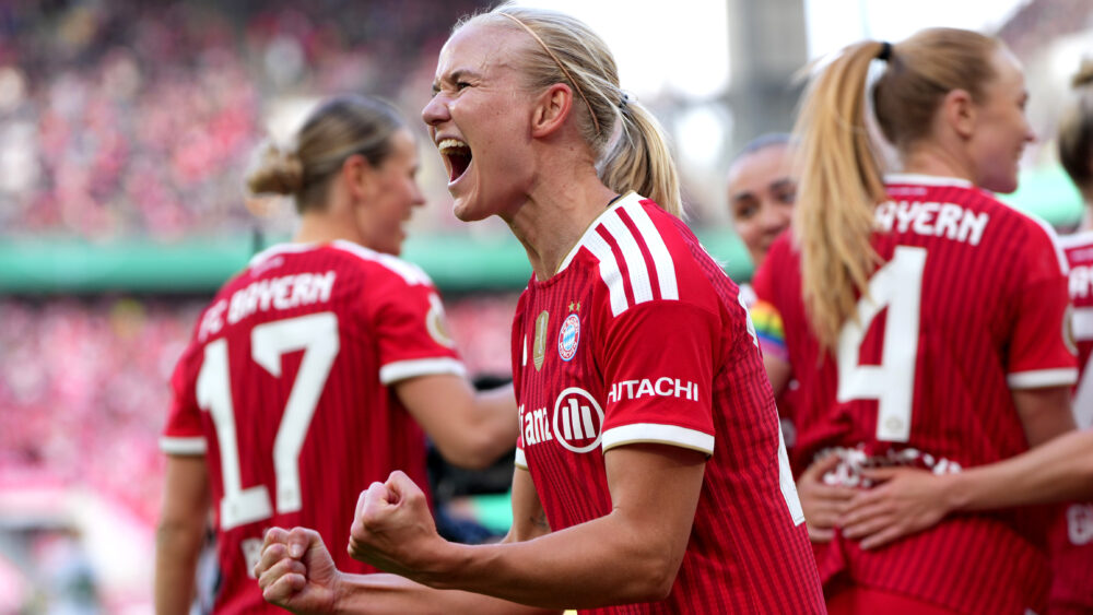 Pernille Harder (FC Bayern) jubelt emotional. Im Hintergrund stehen ein paar Mitspielerinnen.