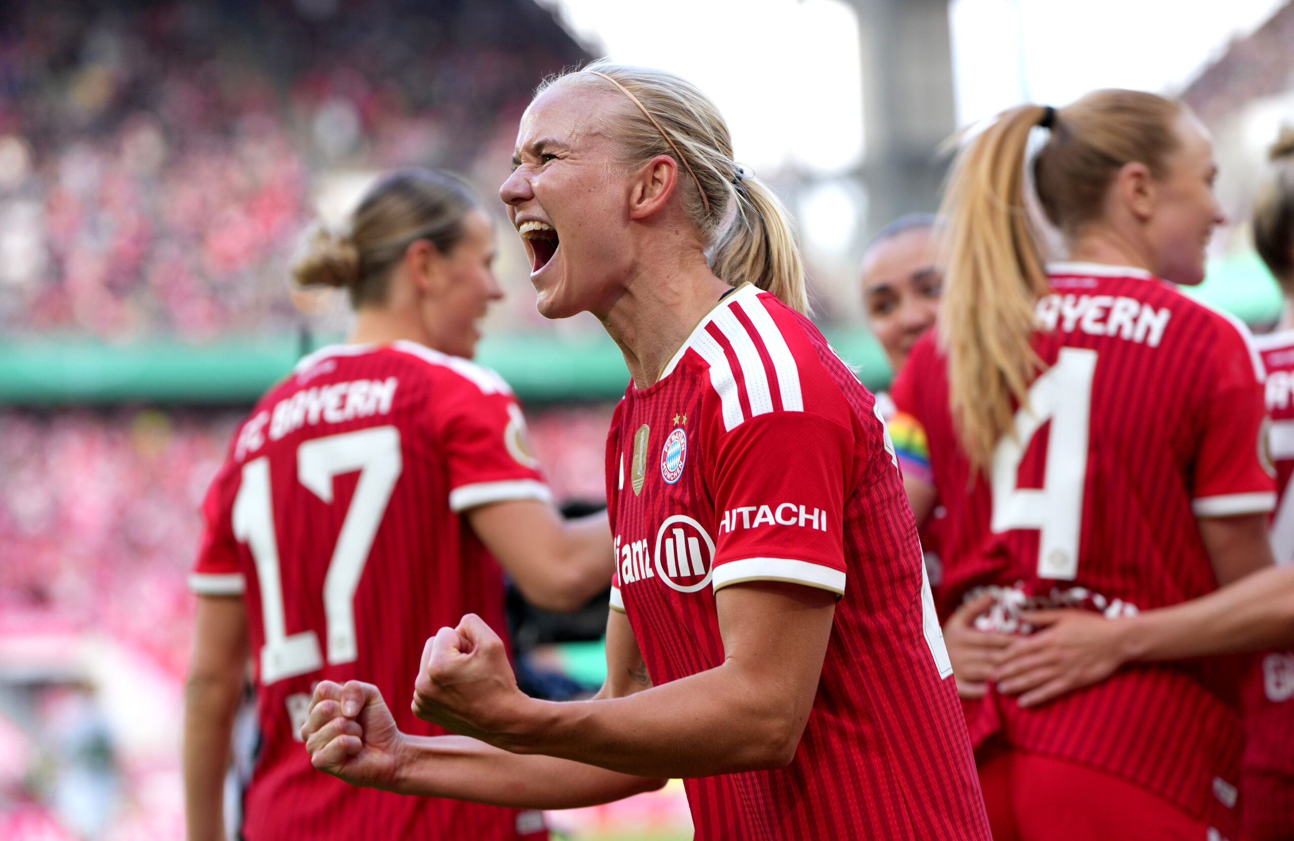 Pernille Harder (FC Bayern) jubelt emotional. Im Hintergrund stehen ein paar Mitspielerinnen.
