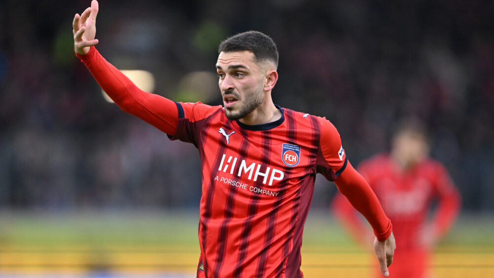Arijon Ibrahimović kehrt offenbar zum FC Bayern zurück. Hier ist er im Trikot des 1. FC Heidenheim zu sehen.