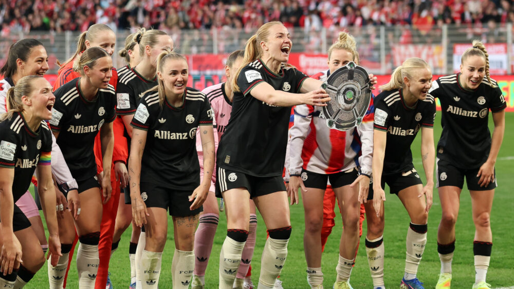 Die FC Bayern Frauen feiern den Titel der Bundesliga in Berlin.