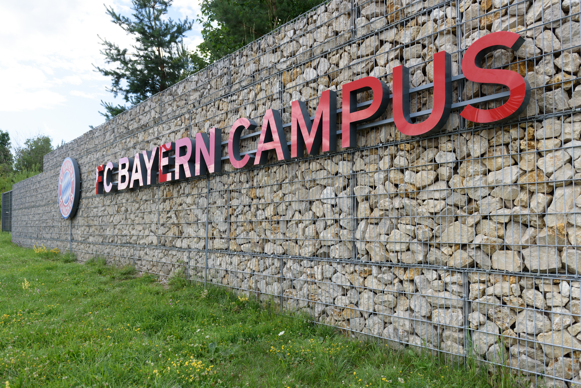 Foto vom Logo am FC Bayern Campus