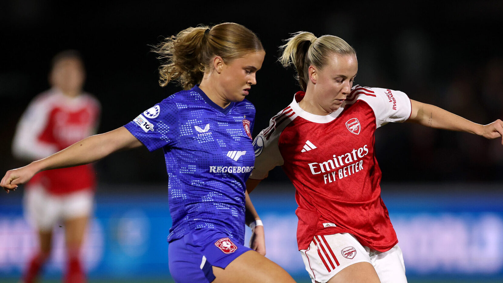 Sophie Proost (bald FC Bayern) im Duell mit dem FC Arsenal