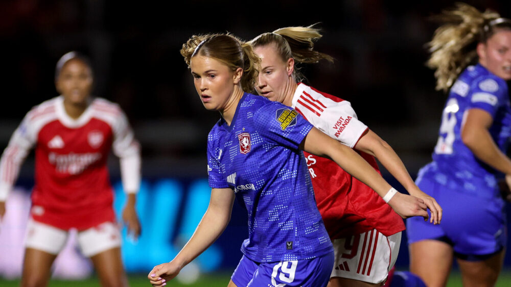 Sophie Proost wechselt zum FC Bayern. Hier ist sie im Einsatz für Twente gegen Arsenal.