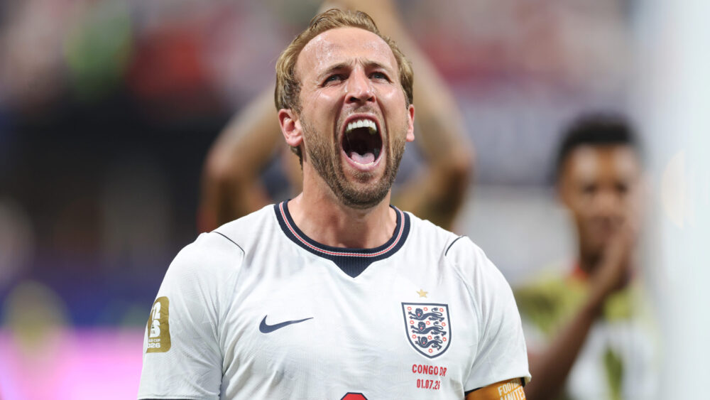 Harry Kane (England) jubelt bei der WM 2026 mit weit aufgerissenem Mund.