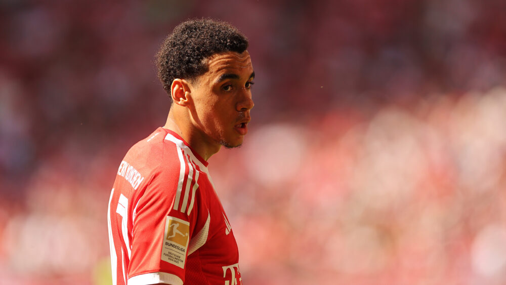 Jamal Musiala im roten Heimtrikot des FC Bayern.