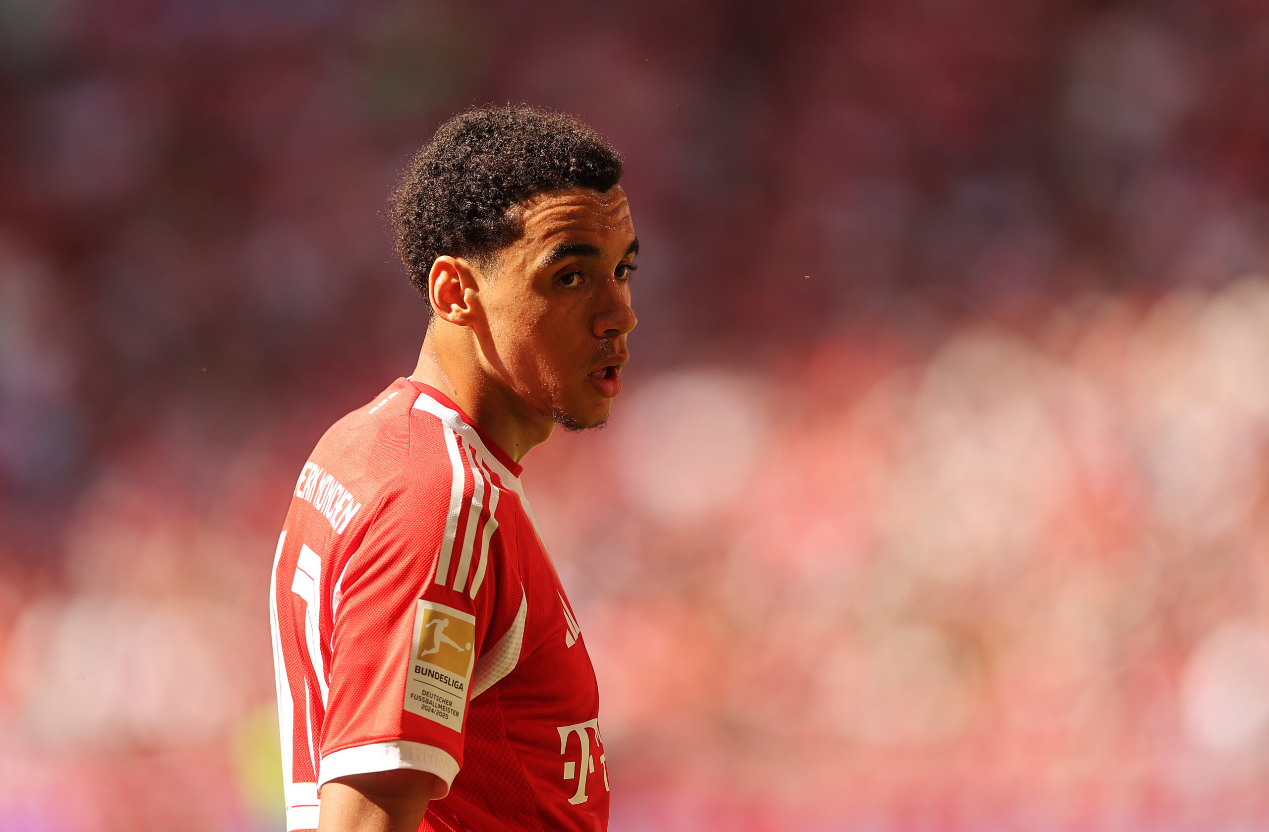Jamal Musiala im roten Heimtrikot des FC Bayern.