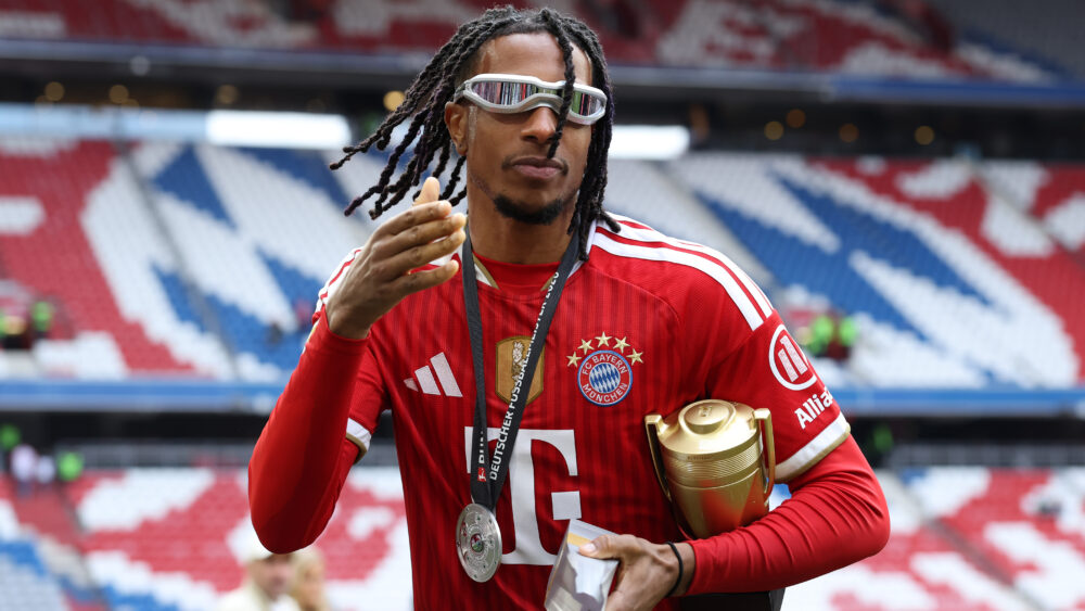Michael Olise (FC Bayern) mit schneller Brille und Auszeichnungen.