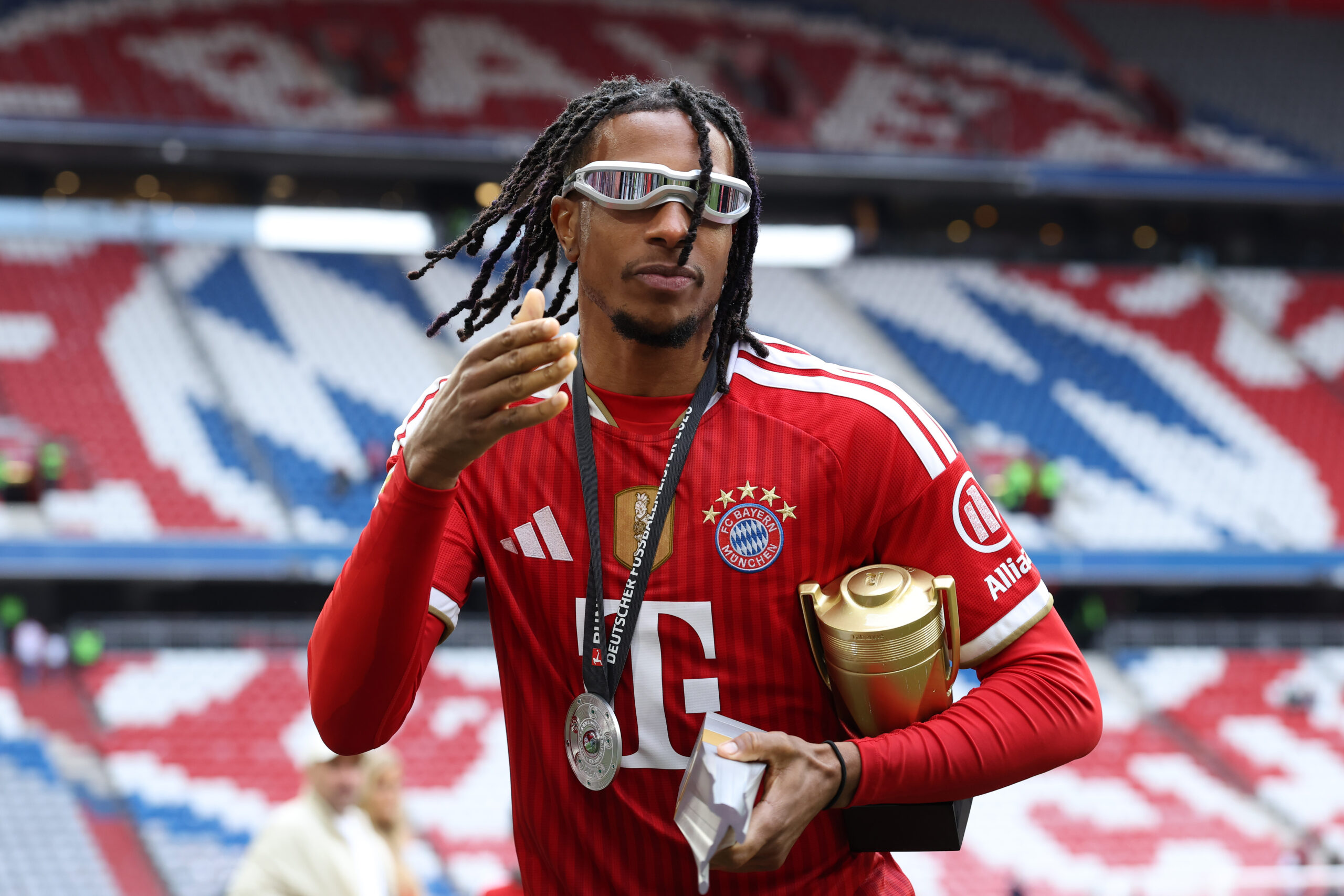 Michael Olise (FC Bayern) mit schneller Brille und Auszeichnungen.