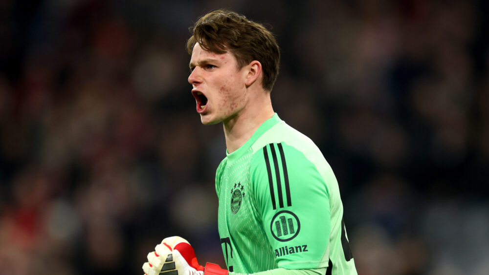 Jonas Urbig (FC Bayern) ballt die Faust und schreit