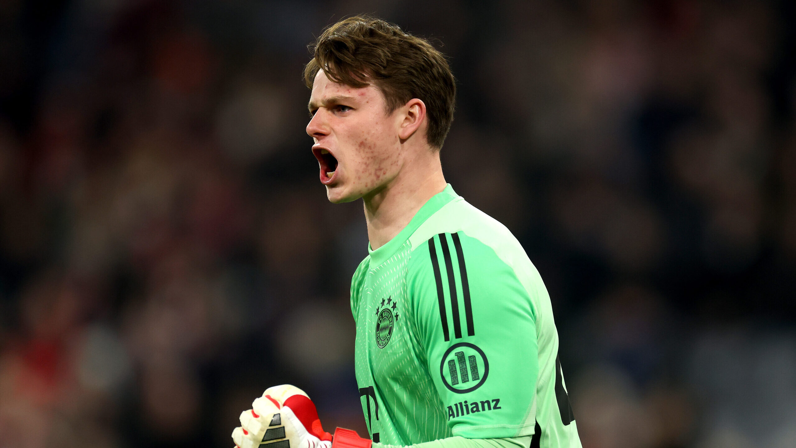 Jonas Urbig (FC Bayern) ballt die Faust und schreit