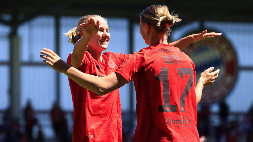 Pernille Harder und Klara Bühl (FC Bayern) jubeln gemeinsam