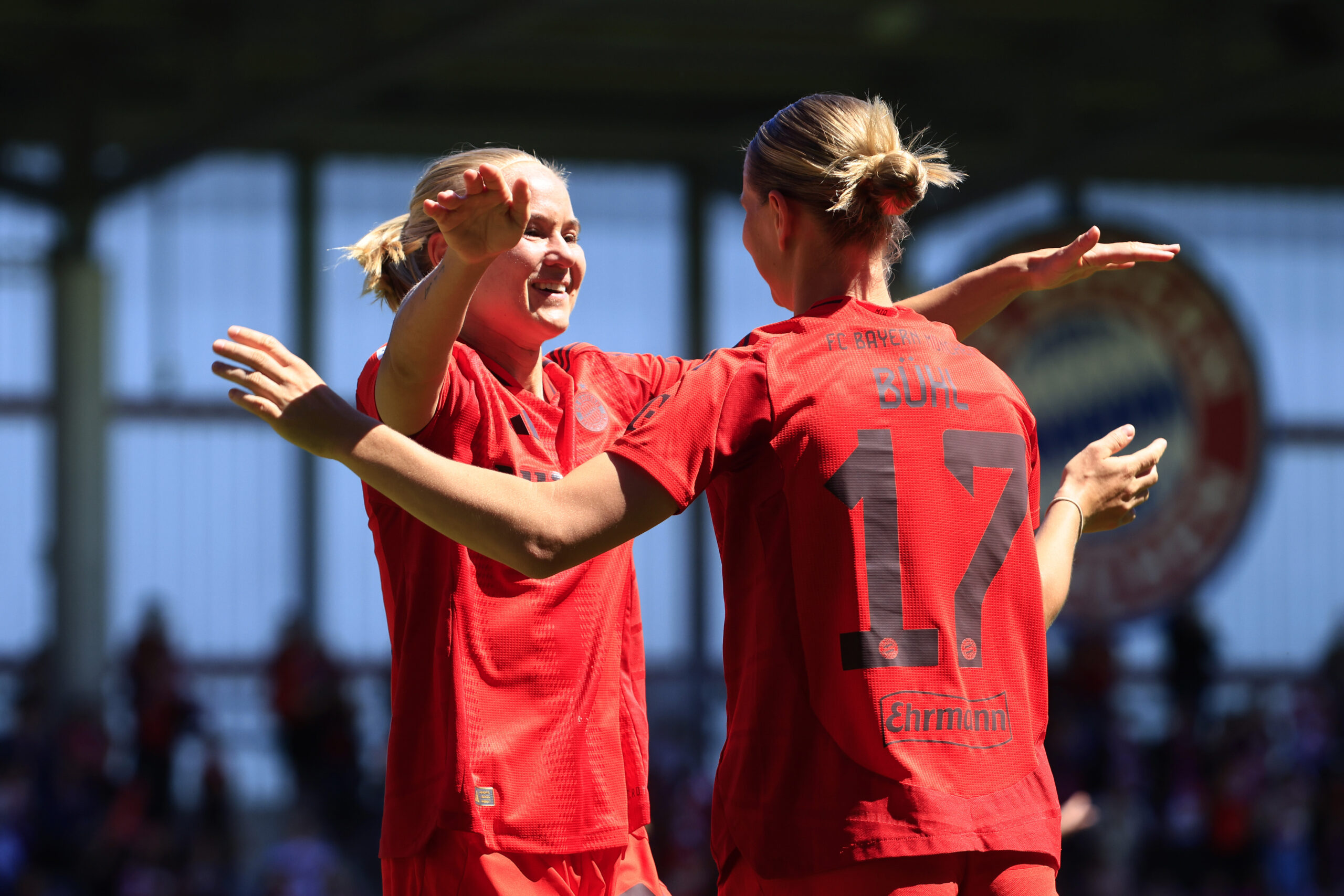 Pernille Harder und Klara Bühl (FC Bayern) jubeln gemeinsam