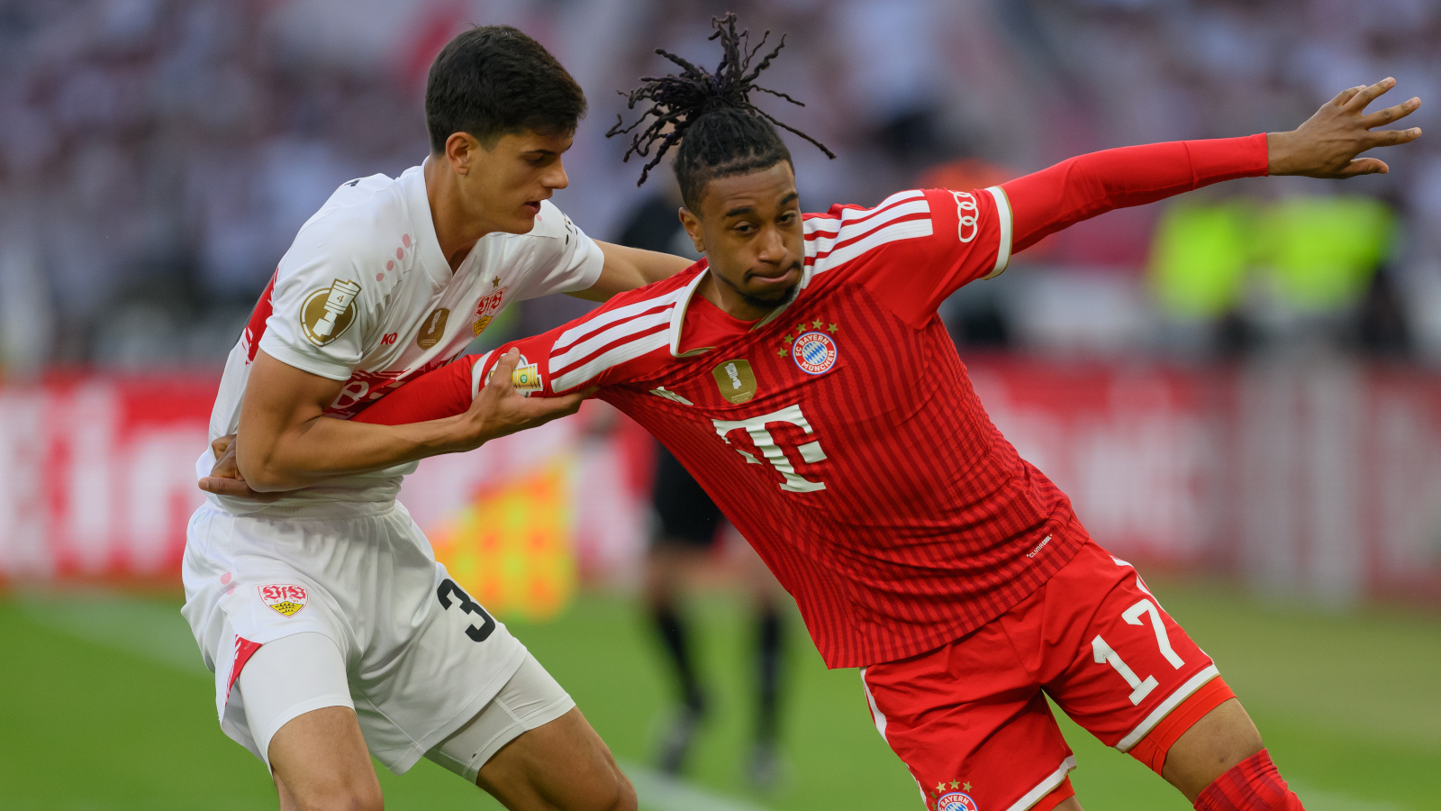 Michael Olise im Duell für den FC Bayern gegen den VfB Stuttgart.