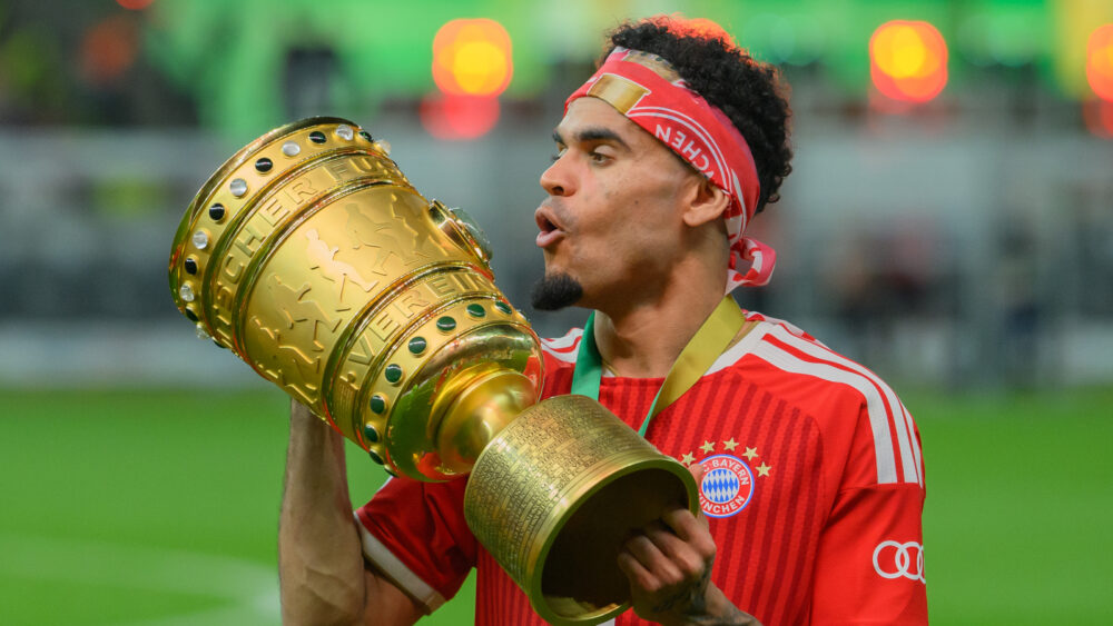 Luis Díaz (FC Bayern) mit dem DFB-Pokal in den Händen.