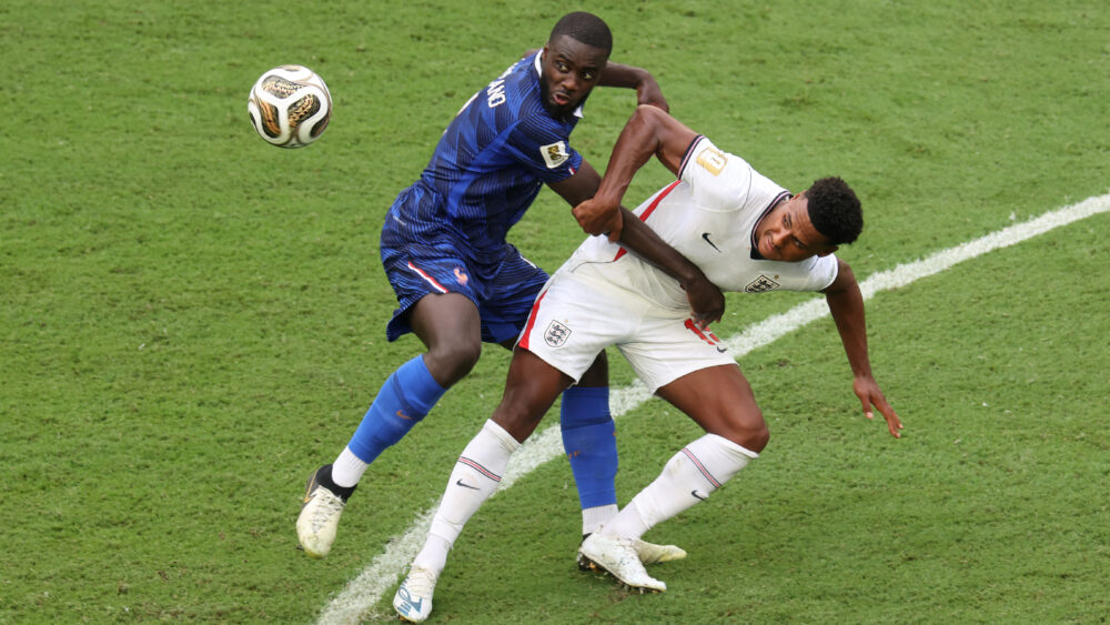 Dayot Upamecano bei der WM 2026 im Zweikampf mit Englands Ollie Watkins