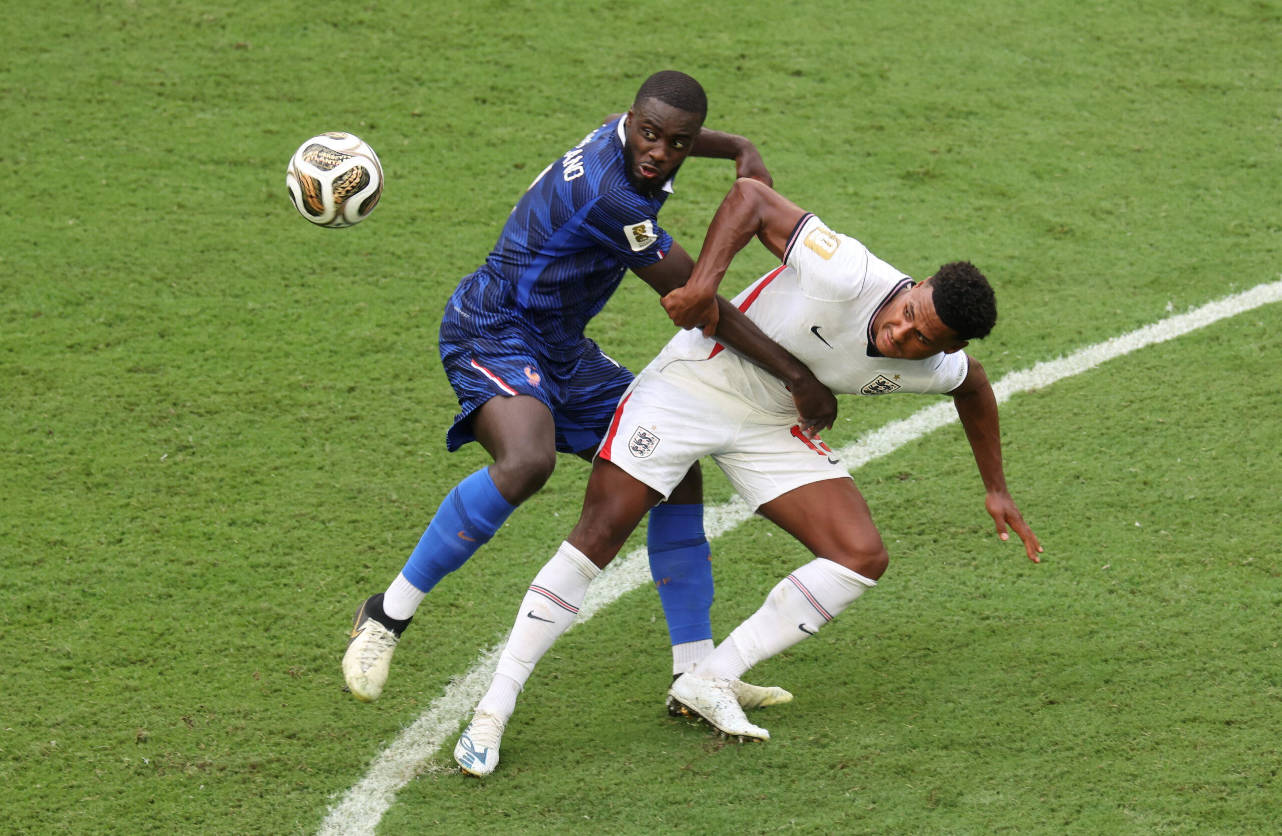 Dayot Upamecano bei der WM 2026 im Zweikampf mit Englands Ollie Watkins