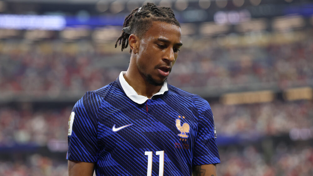 Michael Olise (FC Bayern) hier im Trikot von Frankreich. Er schaut enttäuscht nach unten.