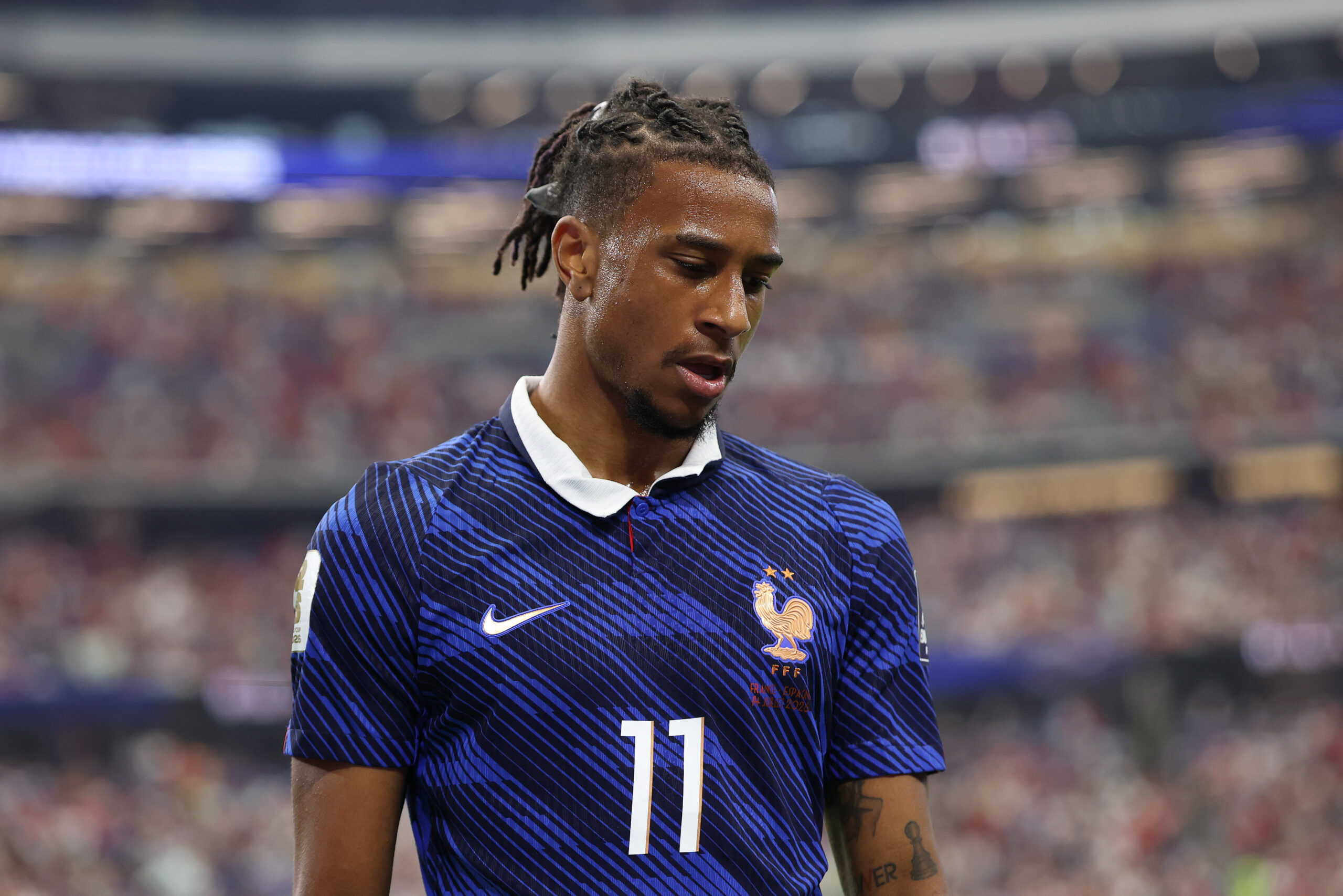 Michael Olise (FC Bayern) hier im Trikot von Frankreich. Er schaut enttäuscht nach unten.
