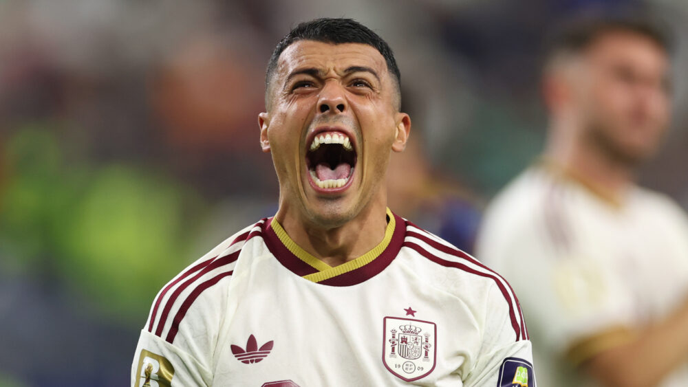 Pedro Porro jubelt über den Sieg von Spanien gegen Frankreich bei der WM 2026.