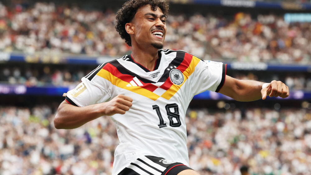 Nathaniel Brown (FC Bayern) jubelt im DFB-Trikot