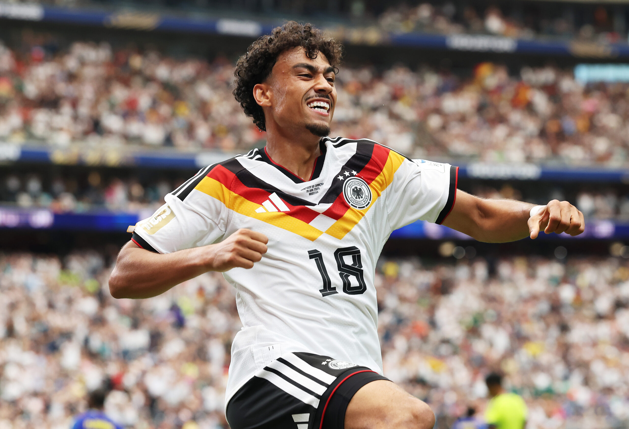 Nathaniel Brown (FC Bayern) jubelt im DFB-Trikot