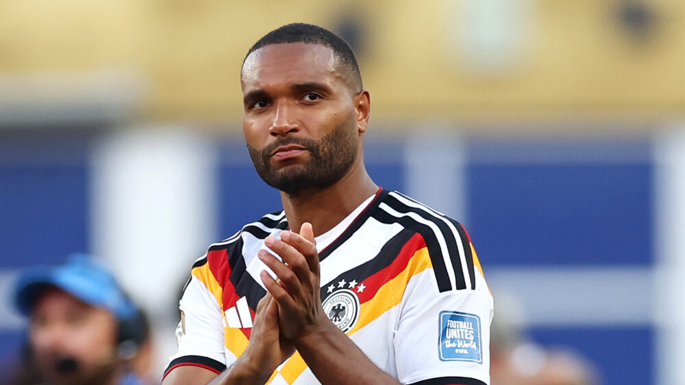 Jonathan Tah (FC Bayern) im Trikot vom DFB-Team.