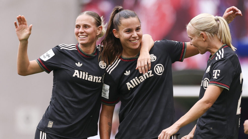 Lena Oberdorf jubelt mit ihren Teamkolleginnen vom FC Bayern