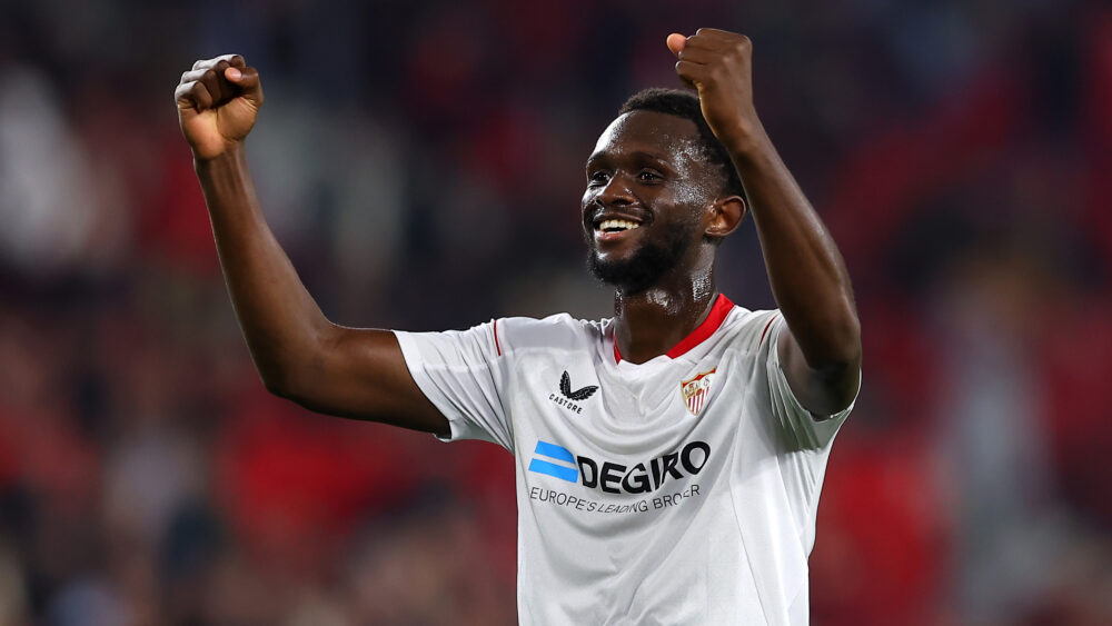 Tanguy Nianzou (FC Sevilla) hat die Fäuste oben und lächelt. Er könnte demnächst wechseln und dem FC Bayern etwas Geld bescheren.
