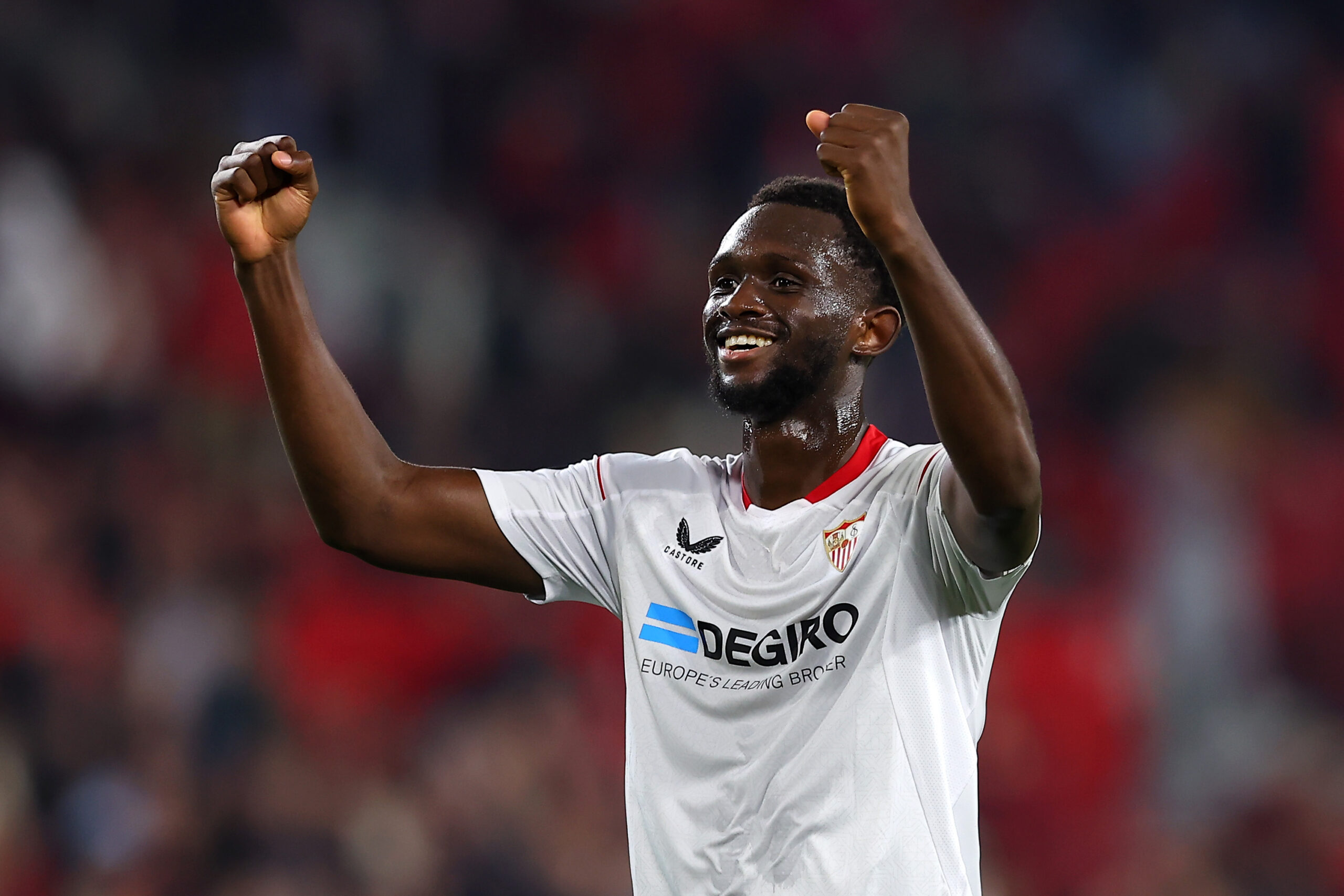 Tanguy Nianzou (FC Sevilla) hat die Fäuste oben und lächelt. Er könnte demnächst wechseln und dem FC Bayern etwas Geld bescheren.