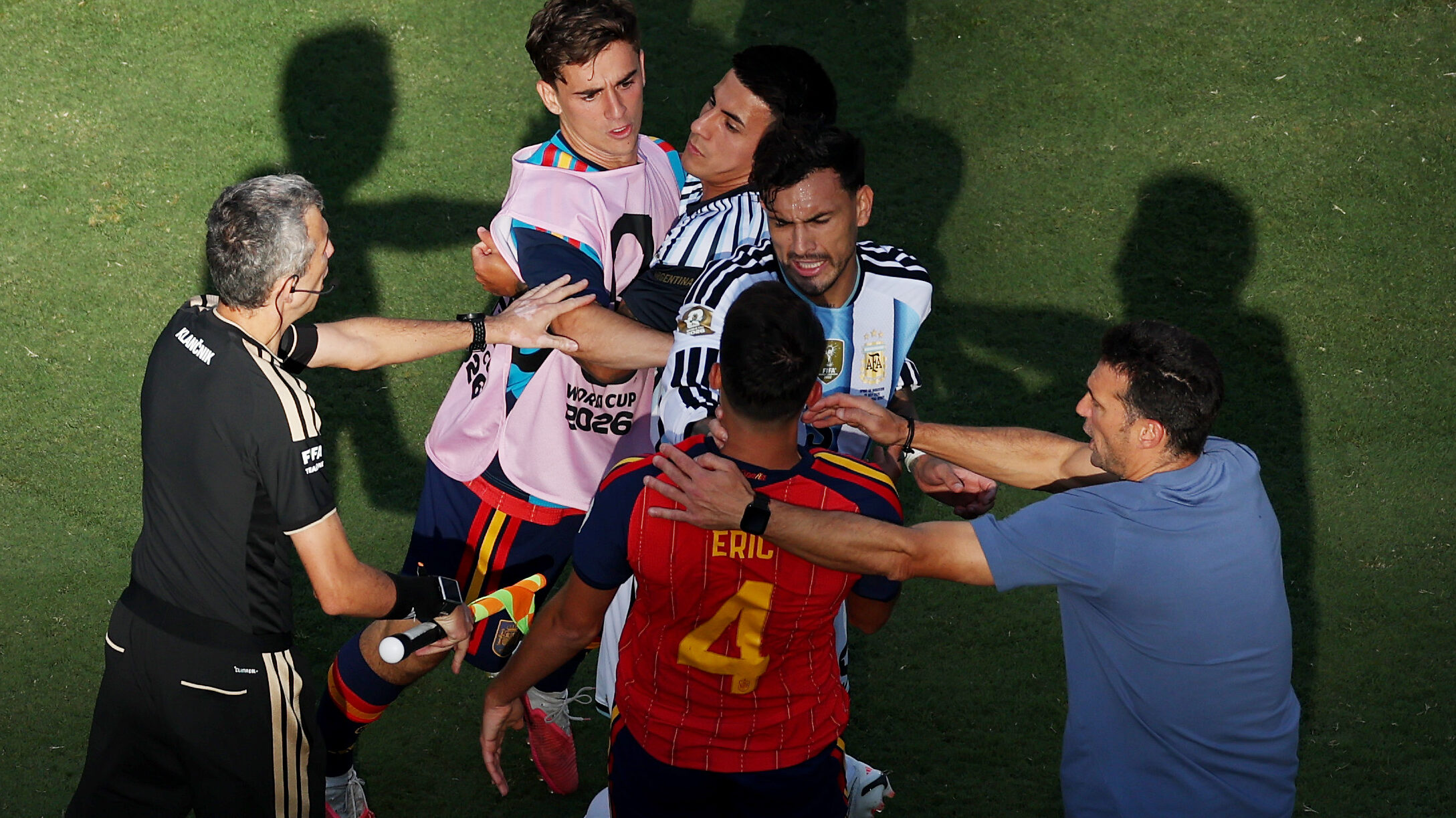 Argentinien und Spanien bekamen sich bei der WM 2026 in die Haare