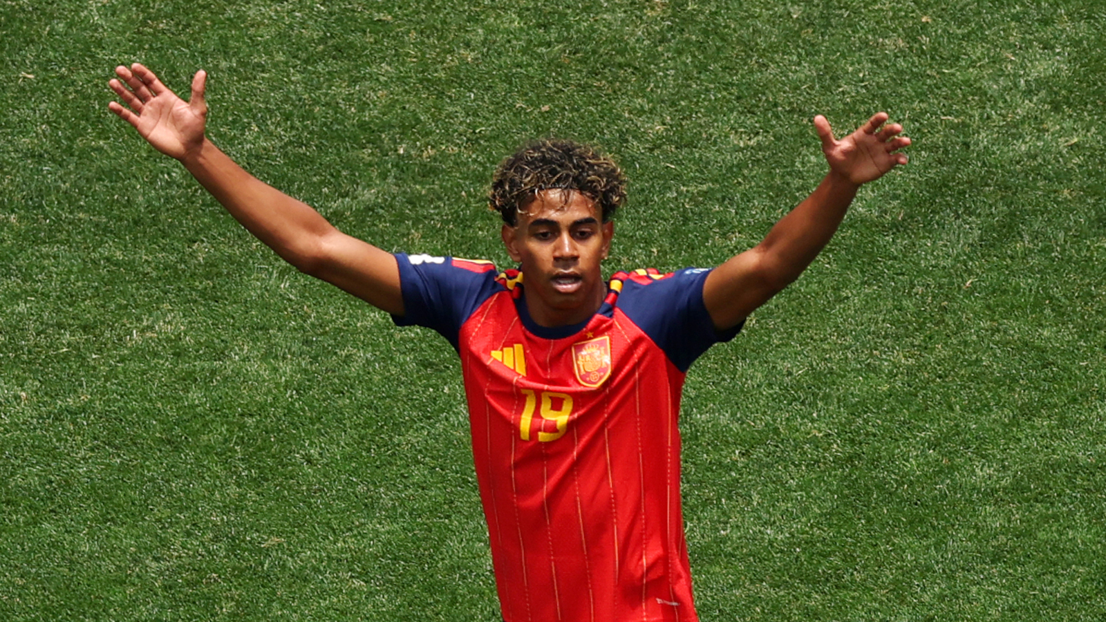 Lamine Yamal (Spanien) reißt die Arme hoch. Hier bei der WM 2026 im Einsatz.
