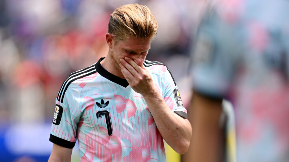 Kevin De Bruyne fässt sich an die Nase. Mit Belgien ist er gerade bei der WM 2026 ausgeschieden.