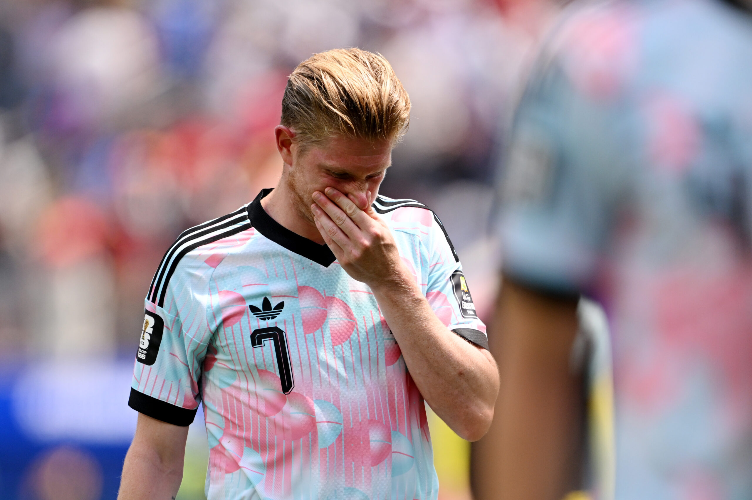 Kevin De Bruyne fässt sich an die Nase. Mit Belgien ist er gerade bei der WM 2026 ausgeschieden.