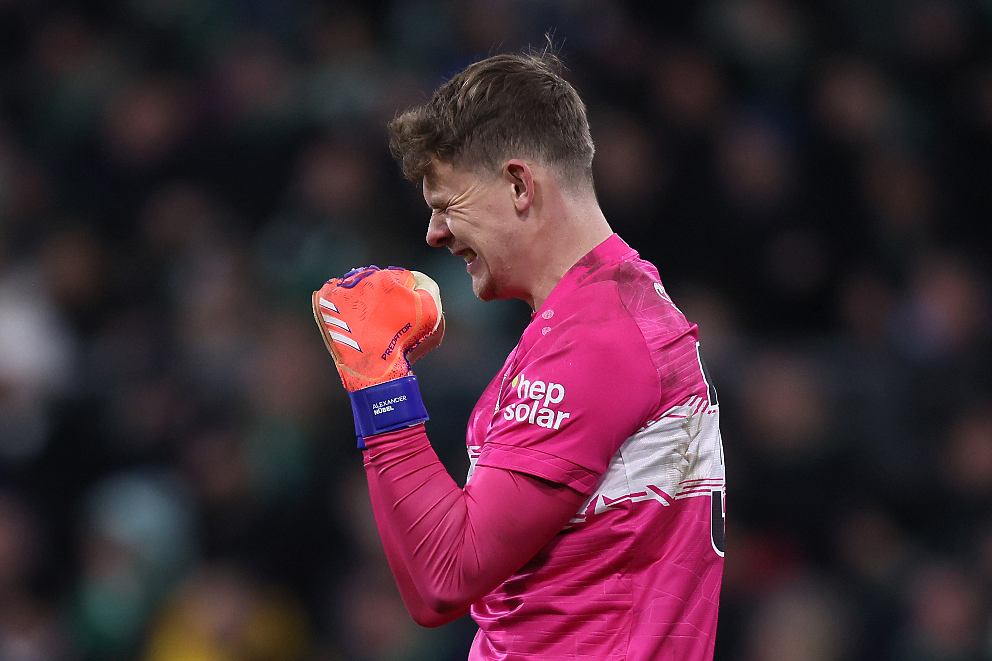 Alexander Nübel (FC Bayern) jubelt hier im Trikot des VfB Stuttgart