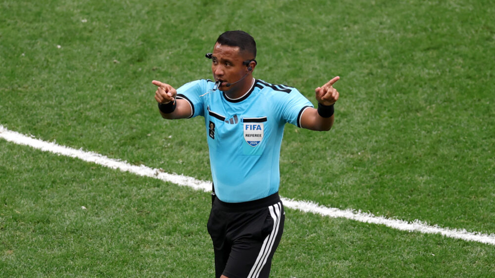 Schiedsrichter Ivan Barton bei der WM 2026.