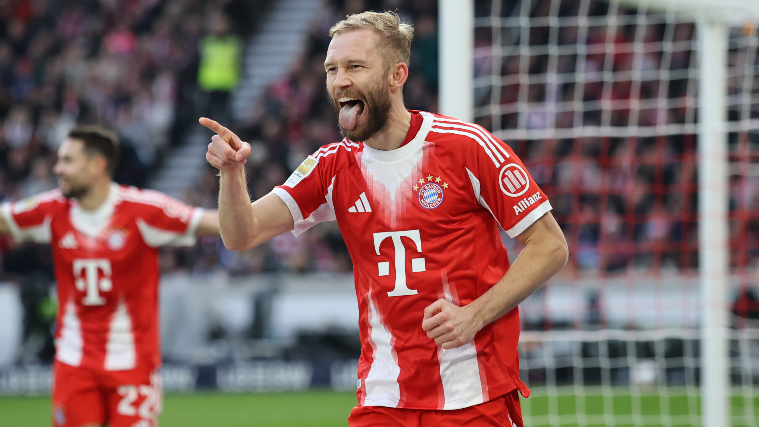 Konrad Laimer (FC Bayern) jubelt mit ausgestreckter Zunge