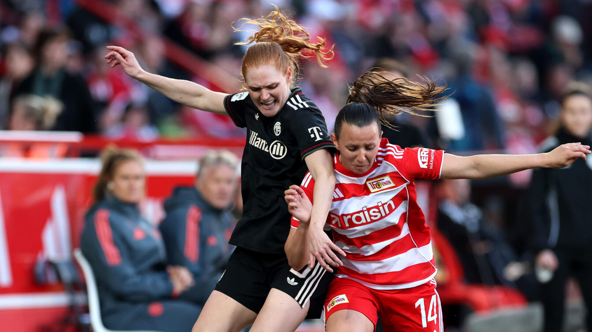 Stine Ballisager (FC Bayern) im Zweikampf mit Eurlings von Union Berlin