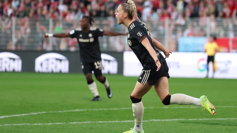 Giulia Gwinn (FC Bayern) jubelt bei ihrem Comeback und dem 1:0 für den FC Bayern