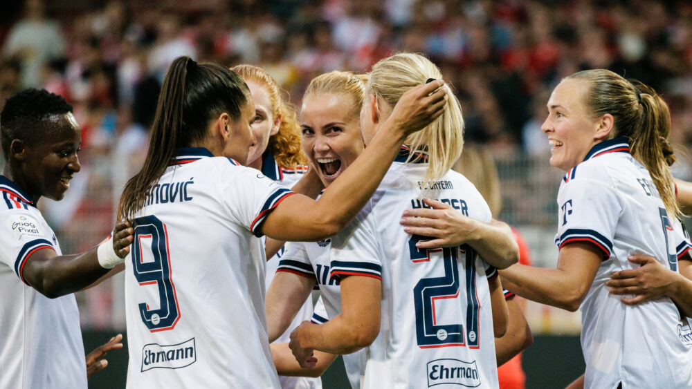 FC Bayern Frauen jubeln gemeinsam gegen Union Berlin