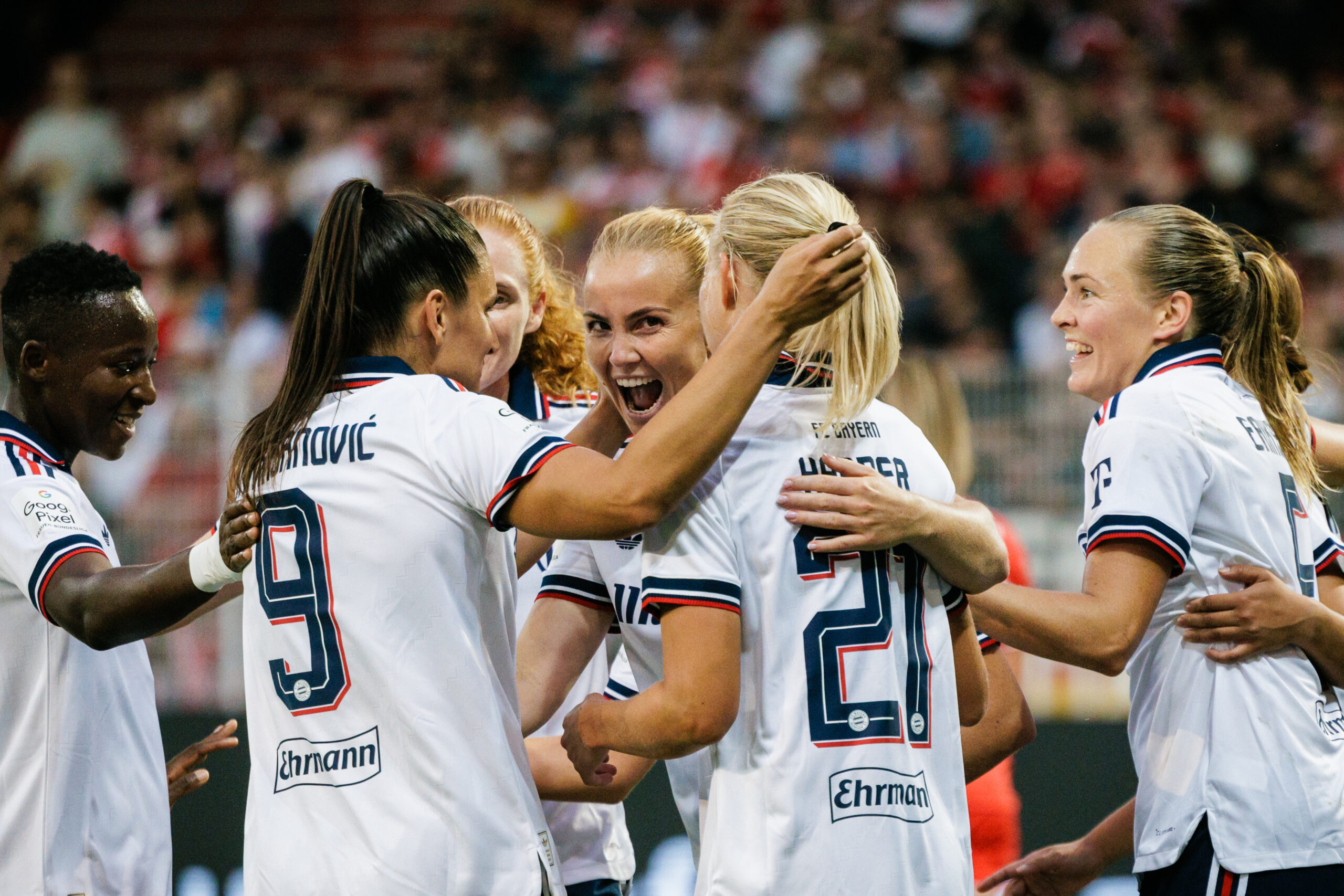 FC Bayern Frauen jubeln gemeinsam gegen Union Berlin