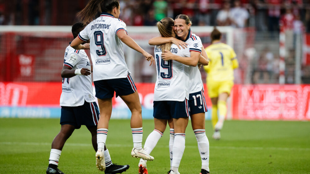 Die FC Bayern Frauen jubeln gegen Union Berlin.