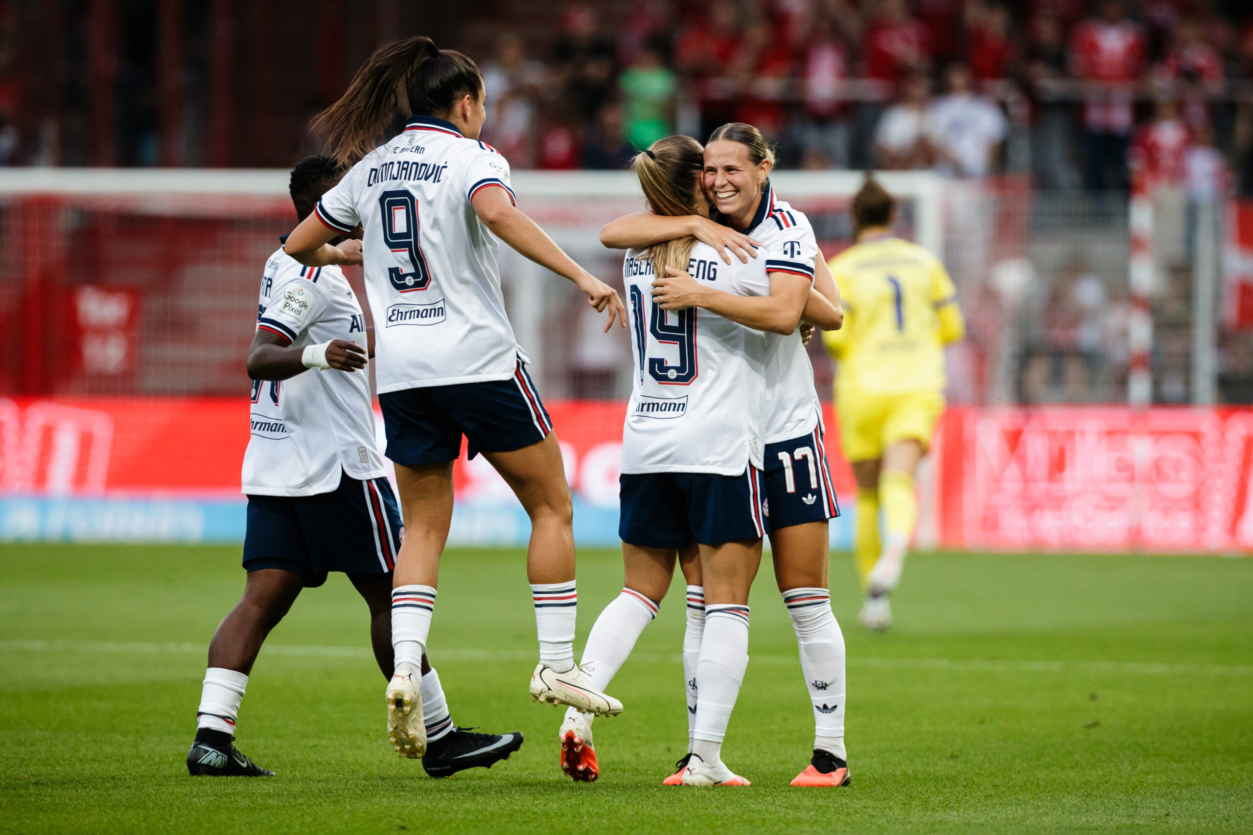 Die FC Bayern Frauen jubeln gegen Union Berlin.