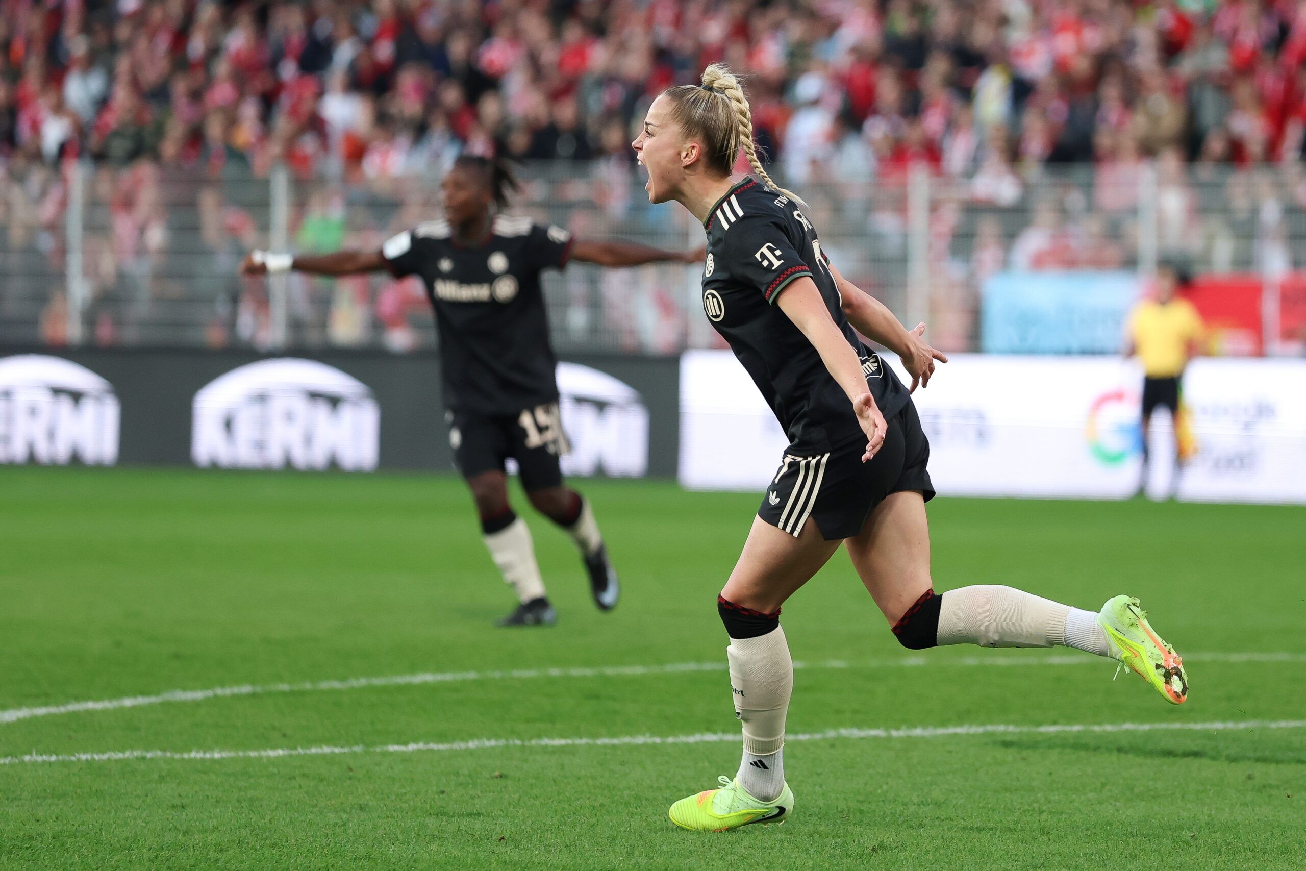 Giulia Gwinn (FC Bayern) jubelt bei ihrem Comeback und dem 1:0 für den FC Bayern
