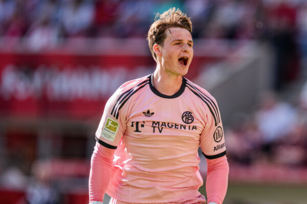 Jonas Urbig jubelt (FC Bayern)