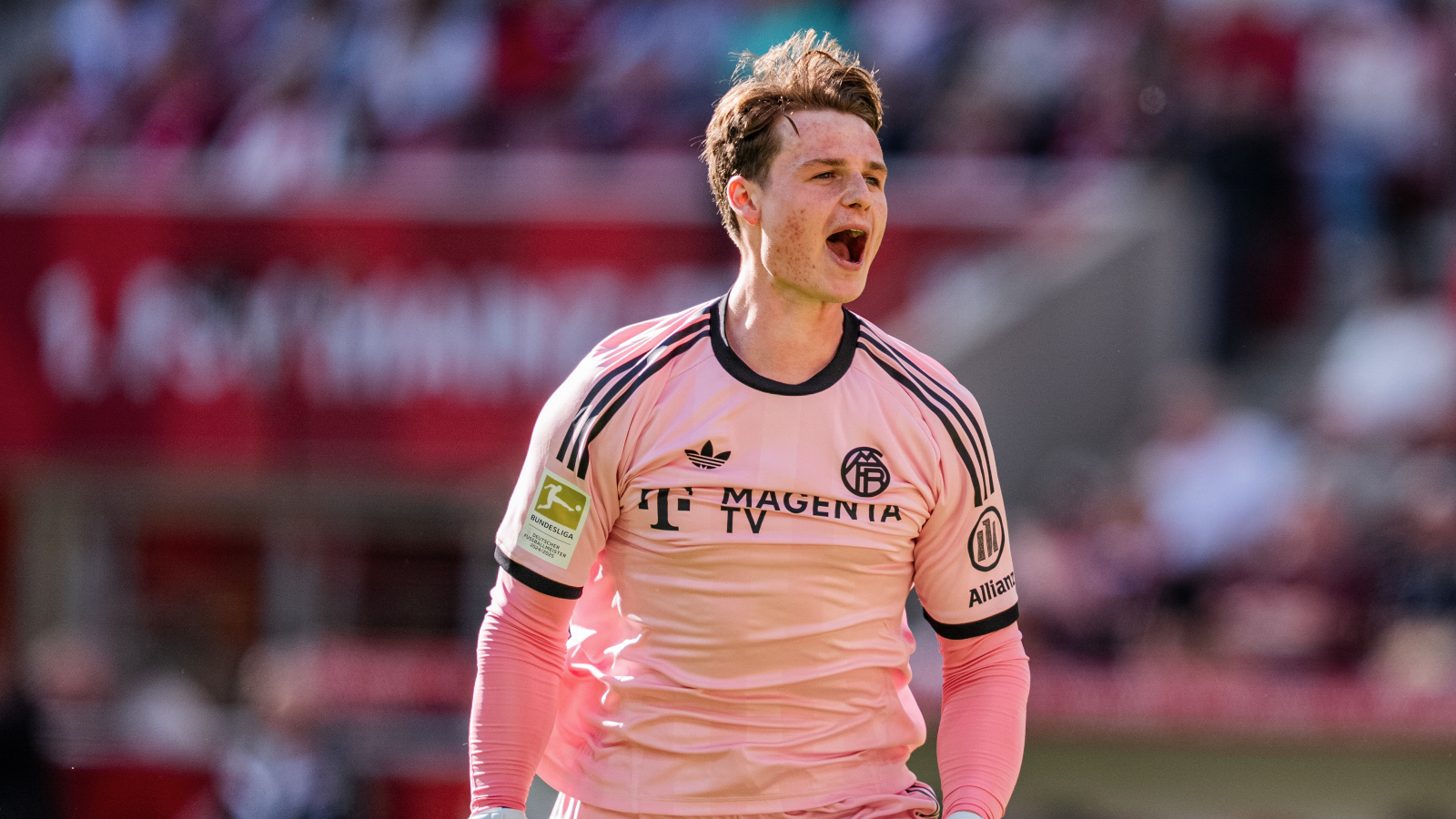 Jonas Urbig jubelt (FC Bayern)