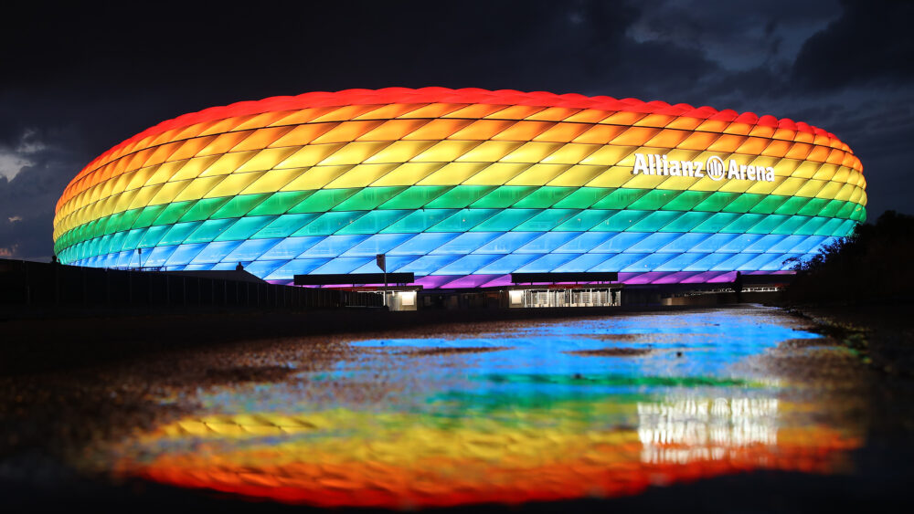 Die Allianz Arena des FC Bayern in Regenbogenfarben