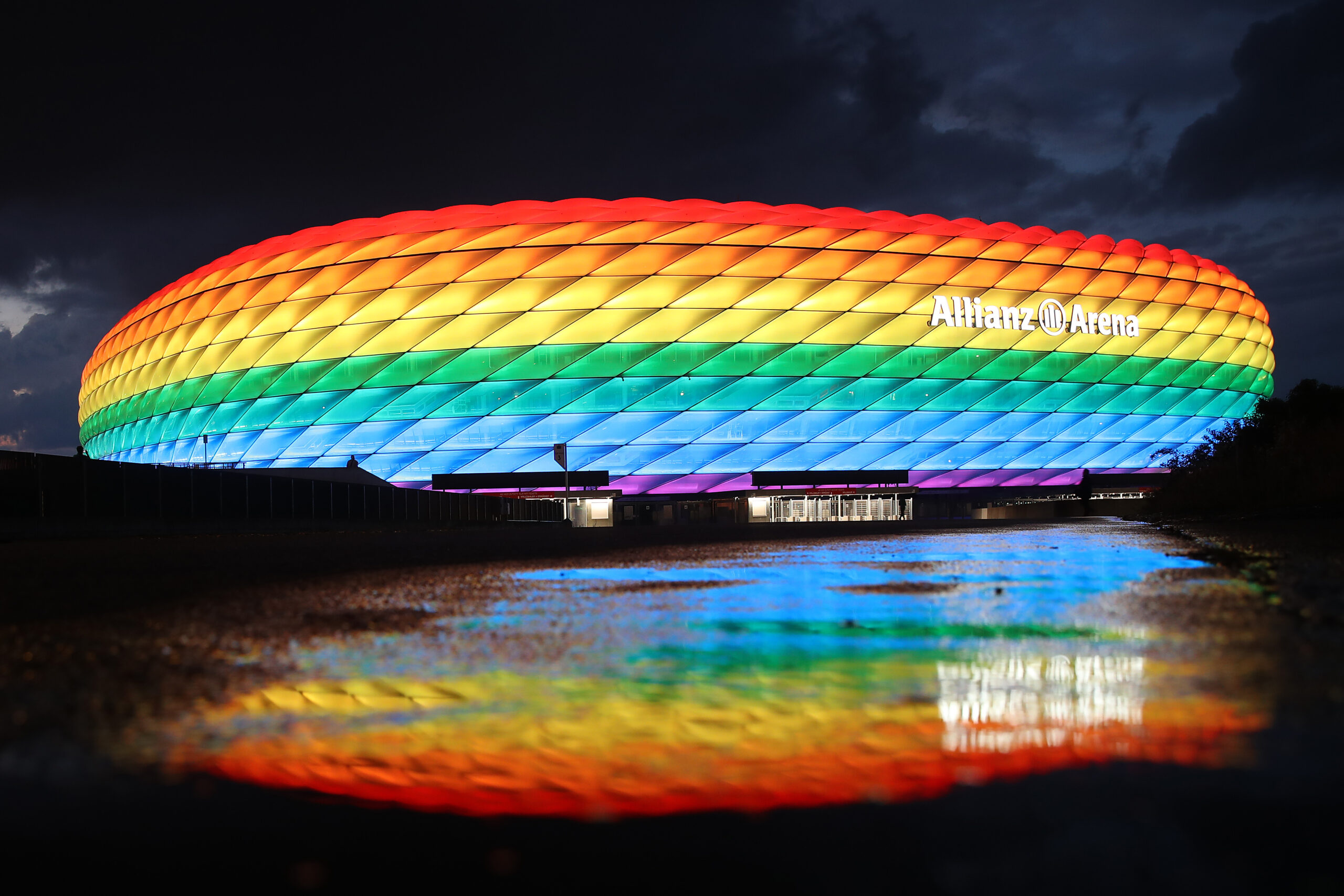 Die Allianz Arena des FC Bayern in Regenbogenfarben