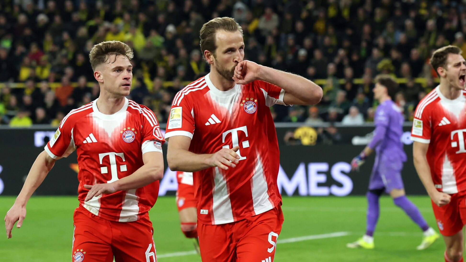 Harry Kane (FC Bayern) jubelt mit seinen Teamkollegen gegen den BVB