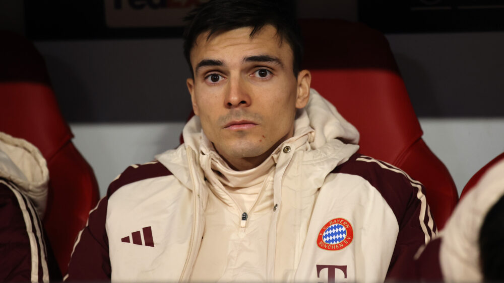 Joao Palhinha (FC Bayern) schaut nach vorne in einer weißen Jacke.