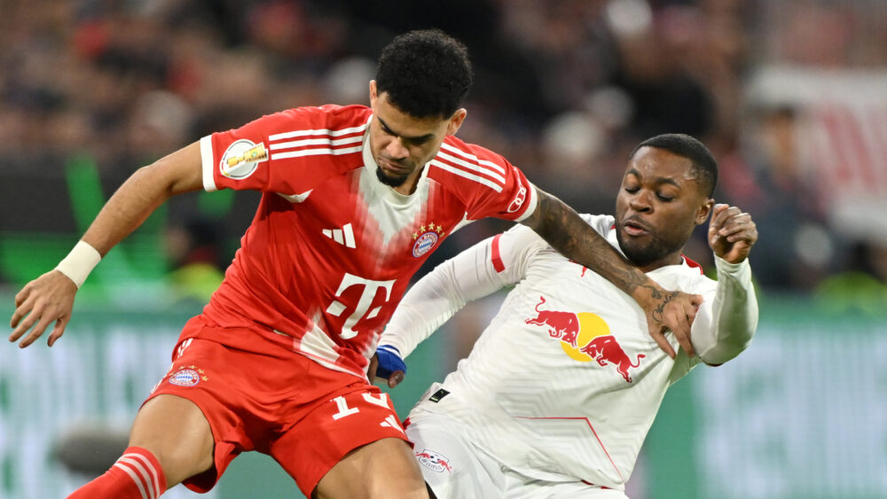 Luis Diaz im Zweikampf mit Ridle Baku im Duell zwischen dem FC Bayern und RB Leipzig